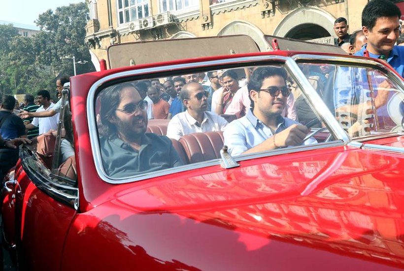 अनंत अंबानी के पास भारत में सबसे महंगी और शानदार एसयूवी कारों में से एक 'बेंटले बेंटायगा' है। भारत में इस कार की कीमत 4.10 से 6 करोड़ रुपये तक है। (Indian Express)