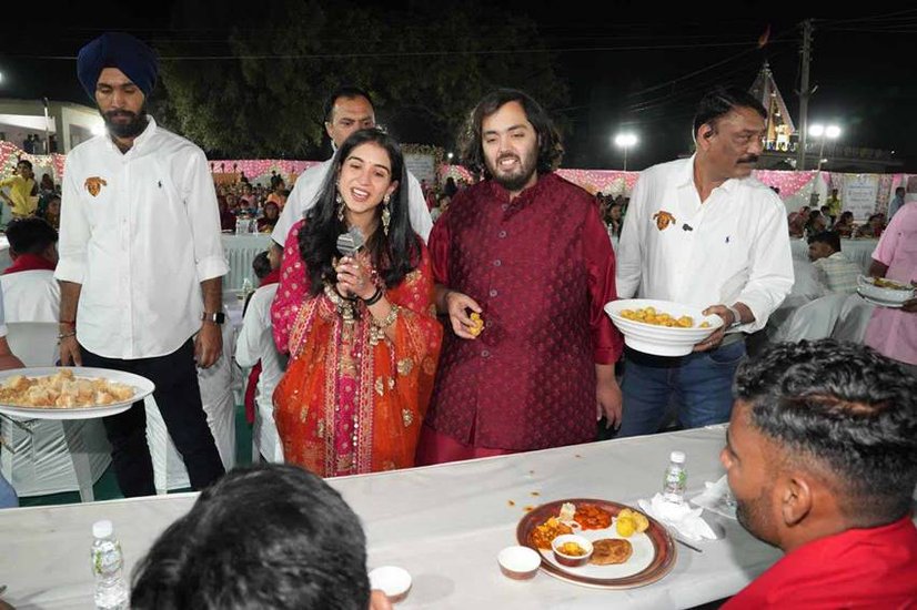 अनंत अंबानी के पास दुबई के पास जुमेराह में एक विला है जिसे उनके पिता मुकेश अंबानी ने साल 2022 में गिफ्ट किया था। समुद्र किनारे ये प्रॉपर्टी दुबई की सबसे महंगी संपत्तियों में से एक है। इसे मुकेश अंबानी ने 640 करोड़ में खरीदा था। (Indian Express)