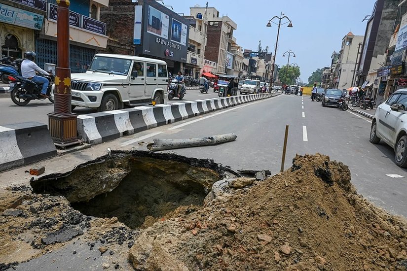 Rampath, Ayodhya, Waterlogging, Rampath Cave in