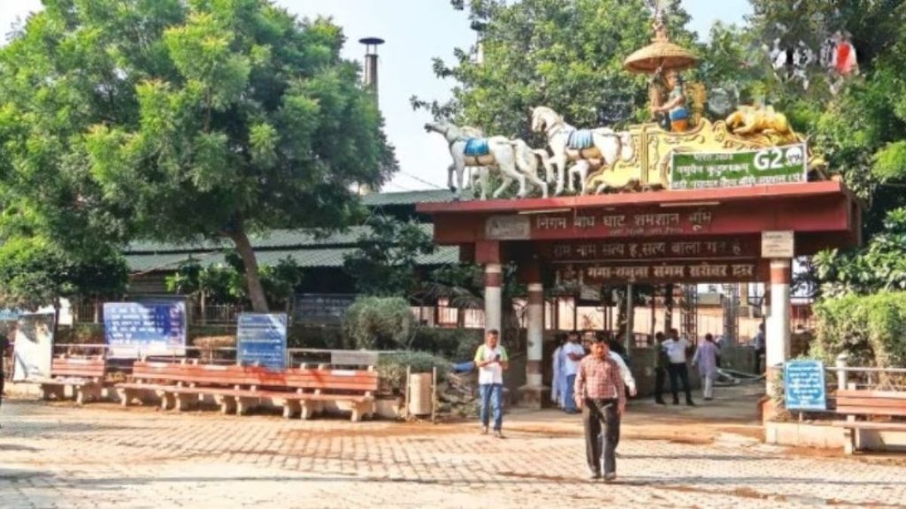 निगम बोध घाट पर रिकॉर्ड 142 शवों का दाह संस्कार हुआ है।
