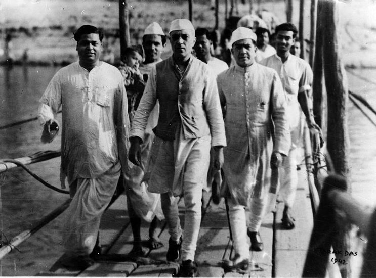 देश में पहली बार आपातकाल 26 अक्टूबर 1962 से 10 जनवरी 1968 के बीच लगा था इस दौरान देश के प्रधानमंत्री जवाहर लाल नेहरू थे। उस वक्त भारत और चीन के बीच युद्ध चल रहा था। ये इमरजेंसी इसलिए लगाई गई थी क्योंकि, तब 'भारत की सुरक्षा को बाहरी आक्रमण से खतरा घोषित किया गया था'।