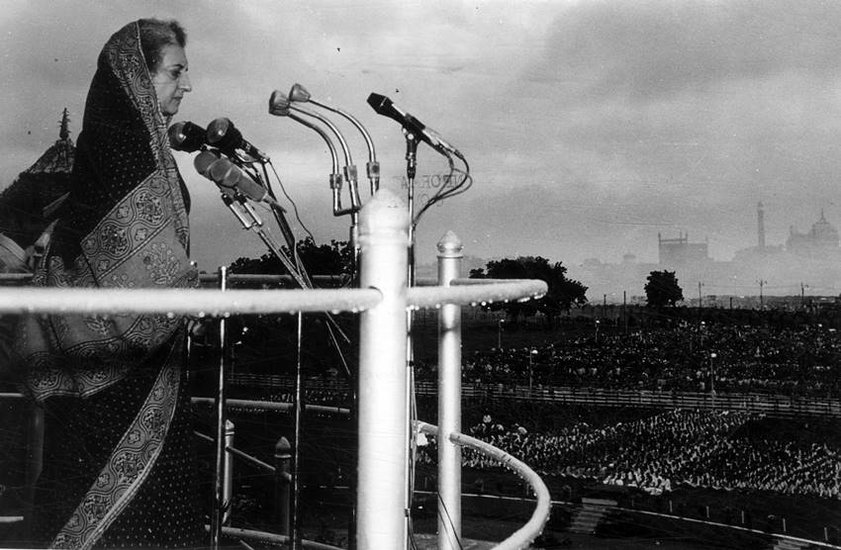 आपातकाल की घोषणा आज से ठीक 50 साल पहले वर्ष 1975 में 25-26 जून की मध्यरात्रि को हुई थी। इंदिरा गांधी की अगुवाई वाली सरकार ने देश में इमरजेंसी लगाई थी जिसे लोग काला दिन मानते हैं। इमरजेंसी लगते ही विपक्ष के नेताओं को गिरफ्तार कर लिया गया, प्रेस पर सेंसरशिप लागू कर अभिव्यक्ति की आजादी छीन ली।