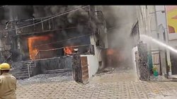 दिल्ली लाजपत नगर स्थित आई सेंटर में लगी भीषण आग, फायर ब्रिगेड की 16 गाड़ियां मौके पर पहुंची