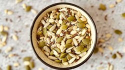 दूध में मिलाकर खाएं ये 5 बीज, सेहत से जुड़ी इन 3 समस्याओं से मिलेगा छुटकारा