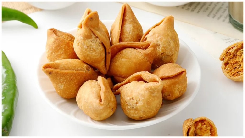 Evening snacks: शाम को आप नाश्ते में मिनी समोसे बना सकते हैं। आइए, जानते हैं इसकी। 