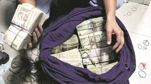 Dunia mere aage, Money, Greed,