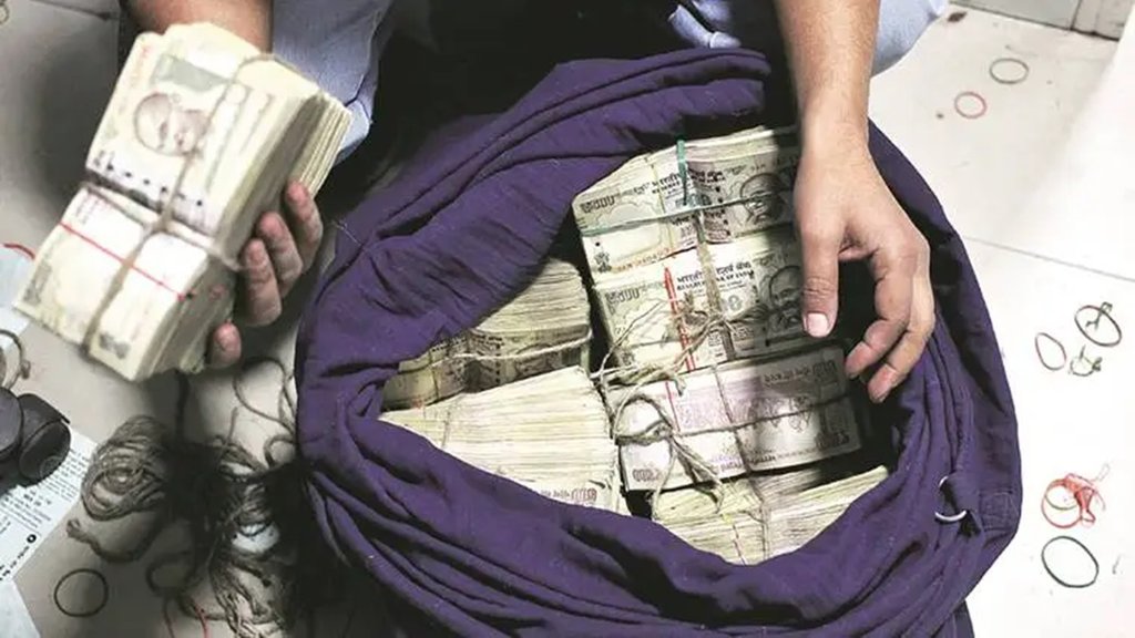 Dunia mere aage, Money, Greed,
