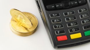 Physical Gold vs Gold MF Freepik