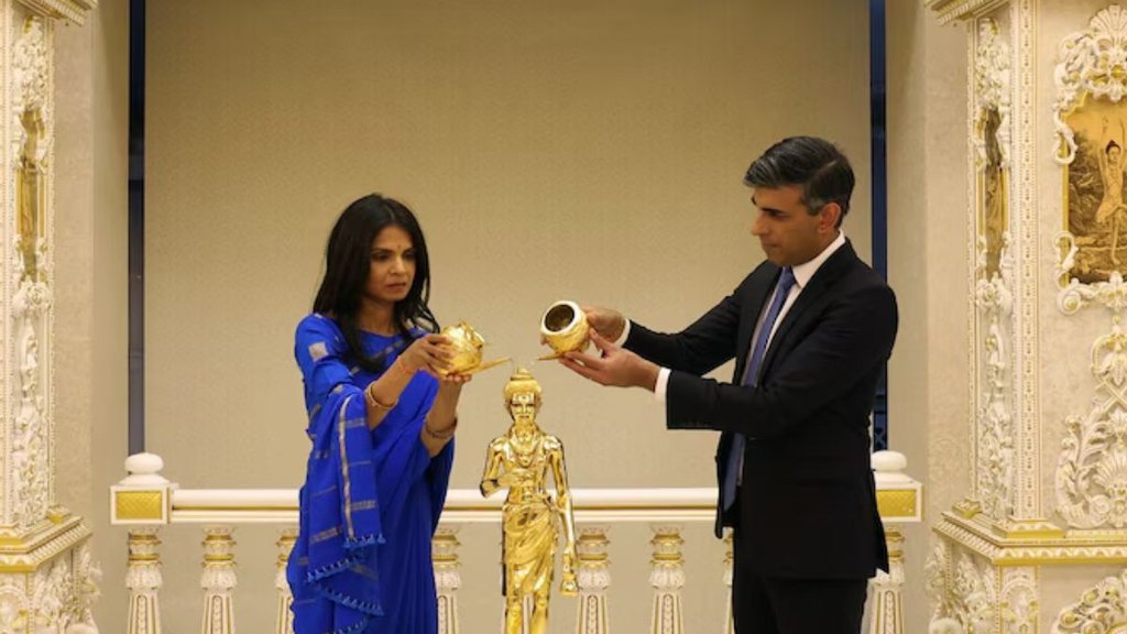 Rishi Sunak Akshata Murty: ब्रिटेन के प्रधानमंत्री ऋषि सुनक और उनकी पत्नी अक्षता मूर्ति ने लंदन में श्री स्वामीनारायण मंदिर में। (AP)
