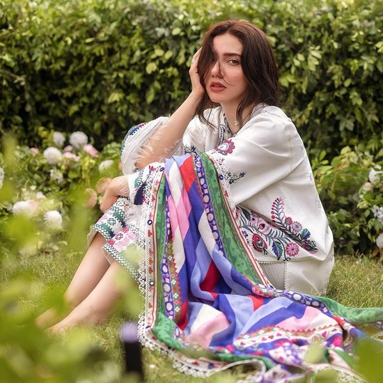 Mahira Khan shows