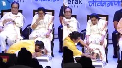 पैरों को चूमा, फिर गुलाब जल से धोया, सोनू निगम ने आशा भोसले का यूं किया सम्मान, लोग बोले- ‘नौटंकीबाज’