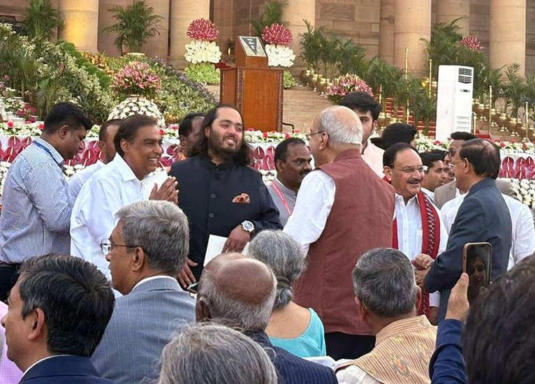 Mukesh Ambani With Son in PM Modi’s oath ceremony