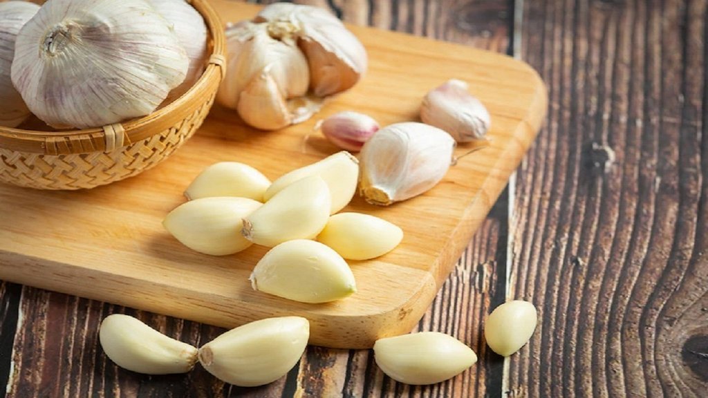 garlic health benefits, garlic, benefits of eating 1 raw garlic daily, benefits of consuming 1 garlic each day,boost to the immune system,Helps in reducing blood pressure