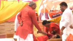 संजय निषाद की पत्नी की तबीयत बिगड़ी, मंच पर ही अचानक से गिर पड़ीं, VIDEO