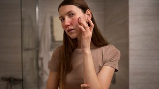 facial signs can suggest specific health conditions,Yellowing of skin and eyes,Puffy face,