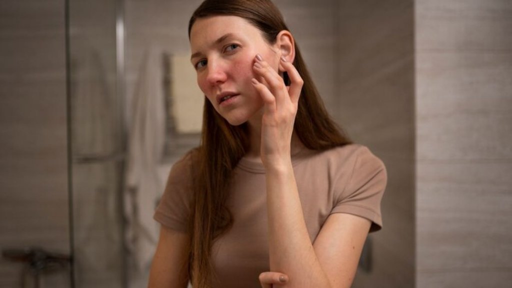 facial signs can suggest specific health conditions,Yellowing of skin and eyes,Puffy face, facial signs can suggest specific health conditions,Yellowing of skin and eyes,Puffy face,