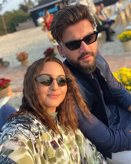 is sonakshi sinha live in relationship?