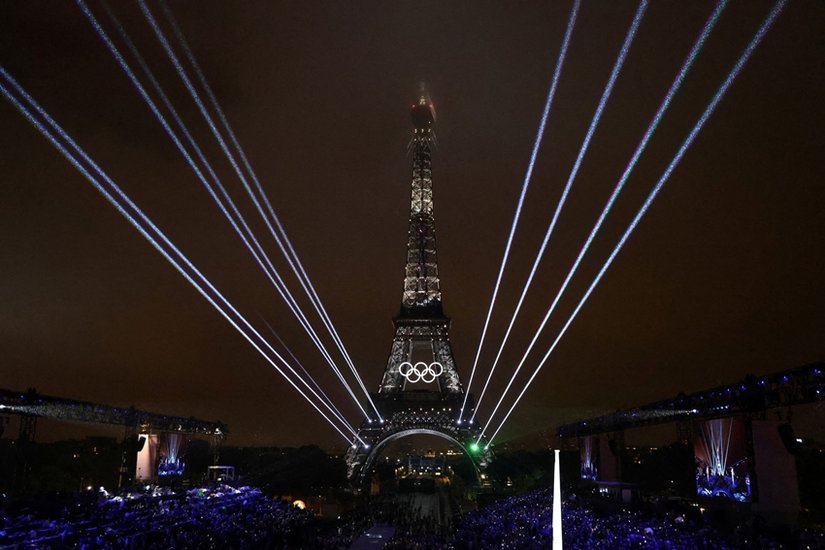 Eiffel Tower Viral Photos