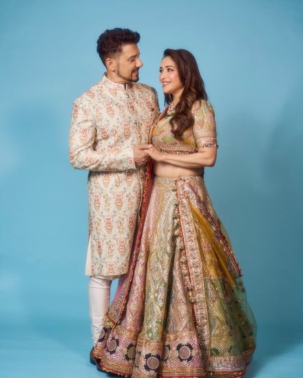 अंत में माधुरी दीक्षित अपने पति राम नेने के साथ नजर आईं। राम नेन हमेशा की तरह बेहद हैंडसम लग रहे थे तो माधुरी दीक्षित लहंगे में पुरानी निशा की याद दिला रही थीं। (P.C.Viral Bhayani)