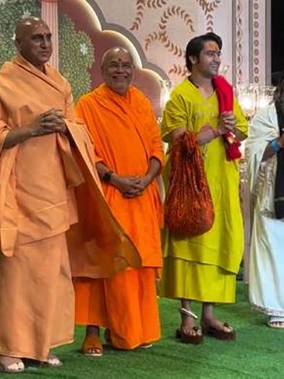 Dhirendra Krishna Shastri wore Khadau in Anant Radhika s Ashirwad event