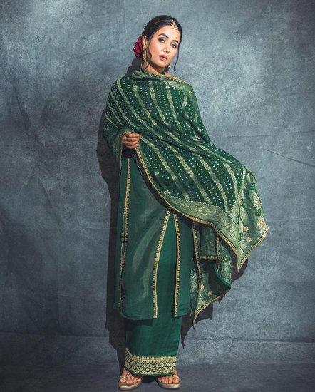 Hariyali teej 2024 Green Outfits ideas: इस साल 7 अगस्त को हरियाली तीज मनाई जाएगी। इस मौके पर सुहागिन महिलाएं खास तौर पर हरे रंग के कपड़ों का चुनाव करती हैं। ऐसे में आप हरे रंग की बनारसी सिल्क सूट बनवाकर पहन सकती हैं। (P.C. Insta-realhinakhan)