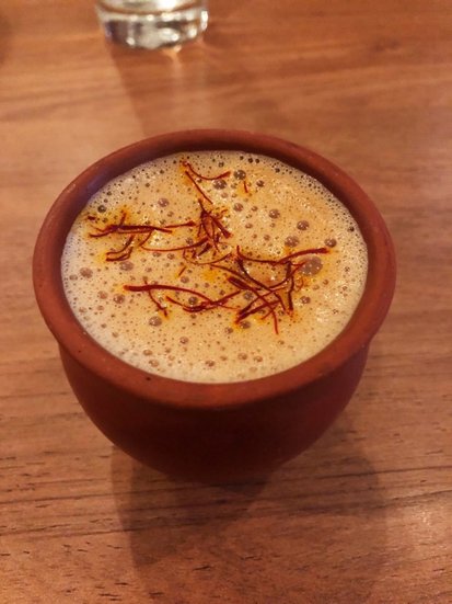 Saffron uses in hindi: केसर का इस्तेमाल खाने में काफी व्यापक तरीके से होता है। सबसे पहले आप केसर की चाय बनाकर पी सकते हैं जो कि एंटीऑक्सीडेंट भरपूर होते हैं और सुबह-सुबह वेट लॉस में मदद करते हैं। (P.C. Freepik)