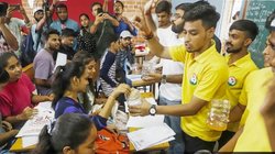 गुजरात की यूनिवर्सिटी में छात्रों से एक-एक रुपये क्यों जमा कर रहे स्टूडेंट्स यूनियन के लोग? FIR है बड़ी वजह