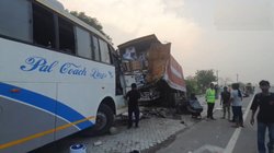 Hathras Accident: हाथरस में भीषण सड़क हादसा, चंडीगढ़ से बांगरमऊ जा रही बस की ट्रस के टक्कर, 2 की मौत और कई घायल