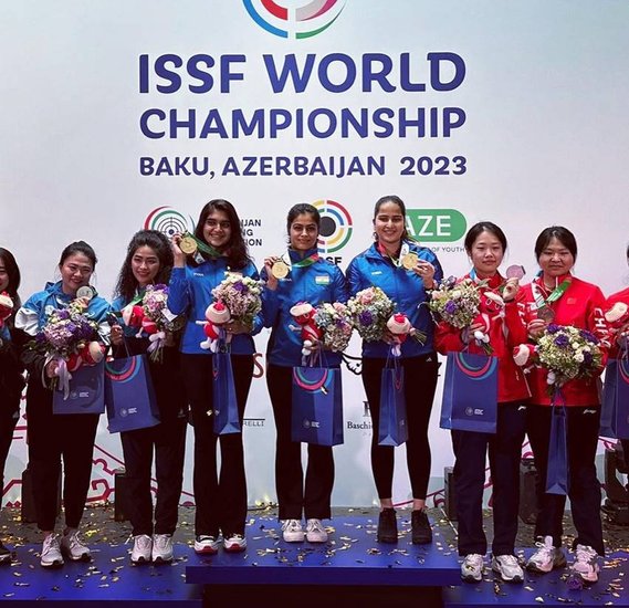 मुन भाकर ISSF वर्ल्ड कप में गोल्ड मेडल जीतने वाली सबसे कम उम्र की भारतीय महिला हैं। वह गोल्ड कोस्ट 2018 में महिलाओं की 10 मीटर एयर पिस्टल स्पर्धा में कॉमनवेल्थ गेम की चैम्पियन भी हैं जहां उन्होंने CWG रिकॉर्ड के साथ गोल्ड जीता था। (@bhakermanu/Insta)
