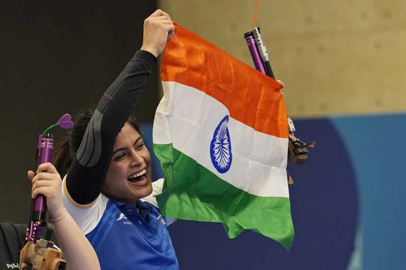 पेरिस ओलंपिक 2024 में निशानेबाज मनु भाकर ने इतिहास रच दिया है। उन्होंने 10 मीटर एयर पिस्टल इवेंट में कांस्य पदक जीतकर ये इतिहास रचा है। मनु भाकर ओलंपिक में मेडल जीतने वाली पहली भारतीय निशानेबाज बन गई हैं। इसके साथ ही ओलंपिक 2024 में भारत का ये पहला मेडल है। आइए जानते हैं कौन हैं मनु भाकर: (PTI)