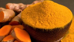 turmeric for tan removal: कच्ची हल्दी का इस्तेमाल स्किन को व्यापक तौर पर साफ करने में मदद कर सकता है। आइए, जानते हैं कैसे।
