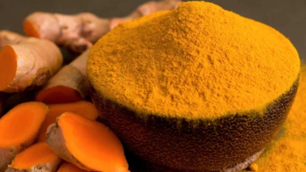 turmeric for tan removal: कच्ची हल्दी का इस्तेमाल स्किन को व्यापक तौर पर साफ करने में मदद कर सकता है। आइए, जानते हैं कैसे।