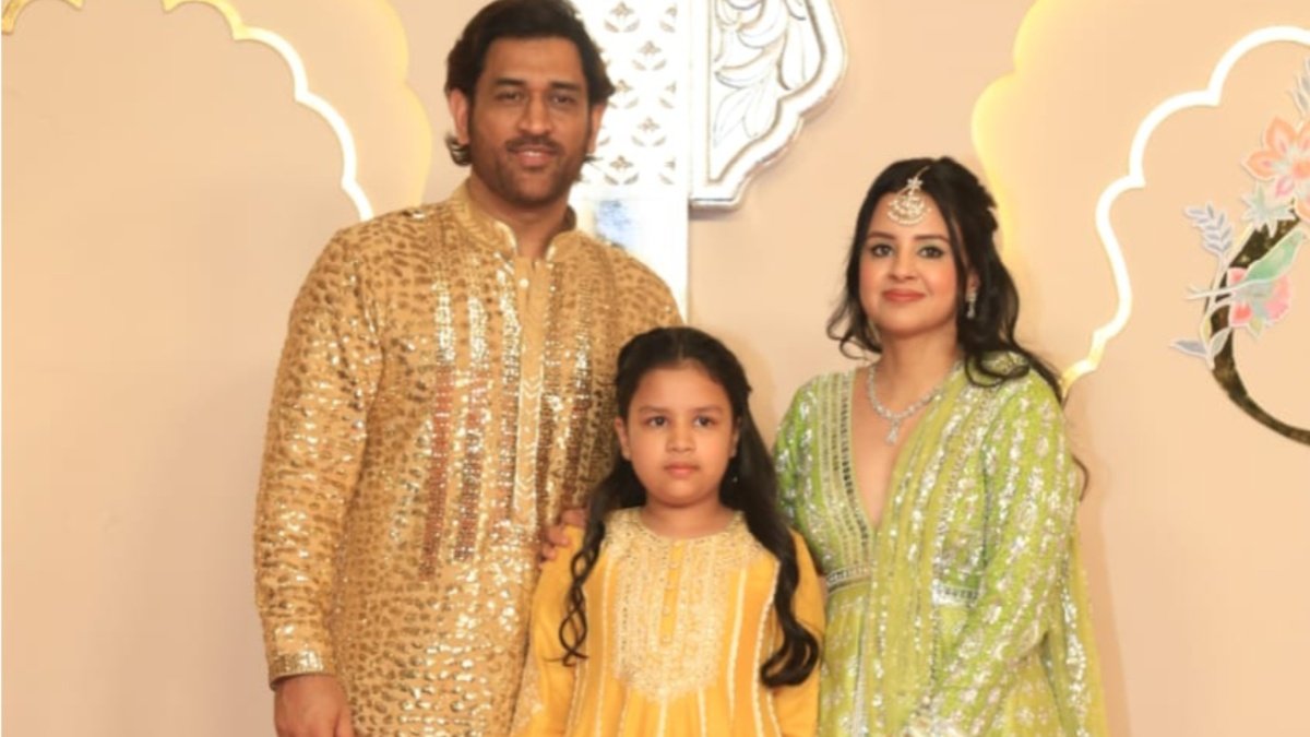 dhoni_with_sakshi_jeeva