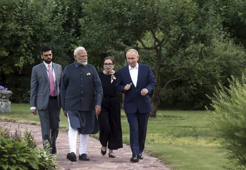 Who is woman With Pm Modi and Putin