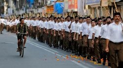 राकेश सिन्हा का कॉलम: तर्क और तथ्य के बिना असहमति के मायने, संघ में सरकारी लोगों की भागीदारी पर बहस