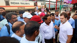 Rahul Gandhi | Loco Pilots | new delhi railway station