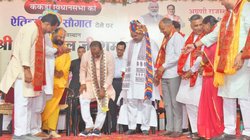 231 दिनों तक नंगे पैर घूमते रहे विधायक, मुख्यमंत्री ने मानी मांग, हेलीकॉप्टर से लेकर आए जूते