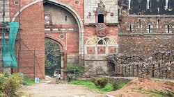 शेरशाह सूरी दरवाजा: दस वर्ष से कर रहा संरक्षण का इंतजार, ईंट की दीवार बनाकर दरवाजे को दिया गया है सहारा