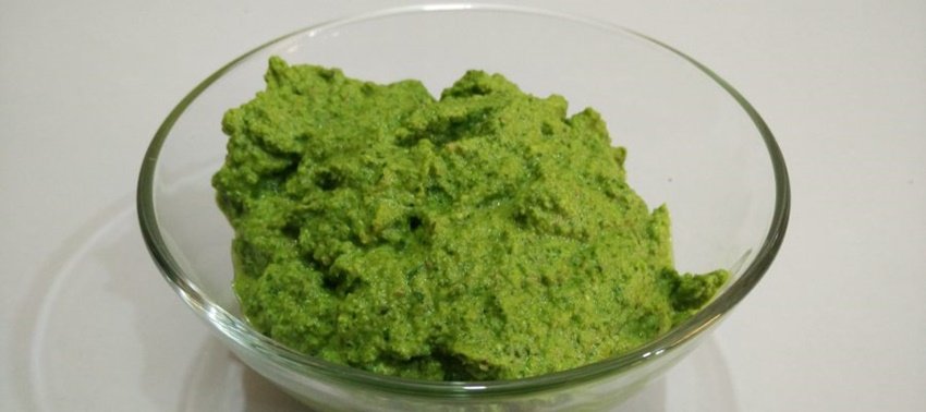 आंवले की चटनी (amla ki chutney) बनाने के लिए आप आंवले को काट लें और हरी मिर्च मिलाकर पीस लें। इसके बाद इसमें सरसों का तेल और सेंधा नमक मिलाकर खा लें। आप इसे कट्टू के आटे से बनी चीजों के साथ भी खा सकते हैं। (P.C. Freepik)
