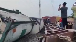 गोंडा रेल हादसे के बाद अब मालगाड़ी के 10 डिब्बे पलटे, डरा देंगी तस्वीरें