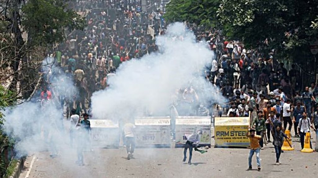 Bangladesh Protests: 18 जुलाई 2024 को बांग्लादेश के ढाका के रामपुरा क्षेत्र में कोटा विरोधी, पुलिस और अवामी लीग समर्थकों के बीच झड़प के दौरान पुलिस ने आंसू गैस के गोले छोड़े। (रॉयटर्स)
