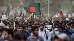 बांग्लादेश में सड़कों पर क्यों उतरे छात्र? शेख हसीना सरकार ने यूनिवर्सिटीज और कॉलेज किए बंद