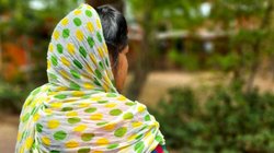 बॉलकनी से गिरी महिला ने झाड़ी धूल और उठकर लगी चलने, अचानक बहने लगा खून और फिर… CCTV में दिखा मंजर