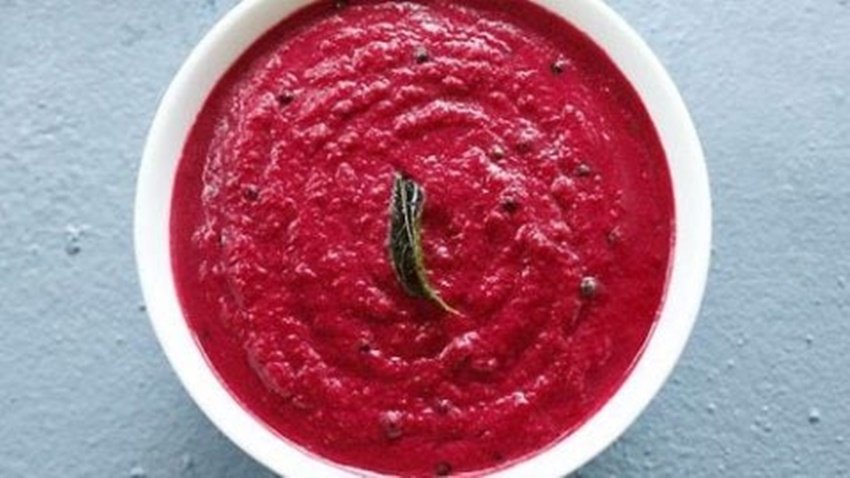 चुकंदर की चटनी (beetroot chutney) बनाना बेहद आसान होता है और इसकी रेसिपी बहुत ईजी है। आपको करना ये है कि चुकंदर और हरी मिर्च को पीस लें और इसमें थोड़ा सा नींबू का रस मिला लें। फिर इसमें सेंधा न मिलाएं और इसे सर्व करें। (P.C. Freepik)