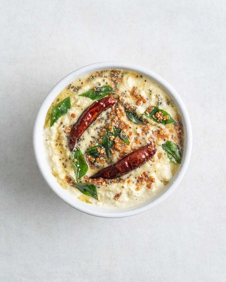Fasting chutney recipe: सावन के महीने में बहुत से लोग प्याज-लहसुन छोड़ सात्विक भोजन करते हैं। ऐसे में आप इस चटनी को बनाकर घर में रखकर लंबे समय तक खा सकते हैं। जैसे कि सबसे पहले तो नारियल की चटनी (Coconut chutney) बना लें। इसके लिए आप ताजा नारियल पीस लें और इसमें लाल मिर्च, सरसों और करी पत्ता का तड़का लगा लें। ऊपर से सेंधा नमक मिला लें। (P.C. Freepik)