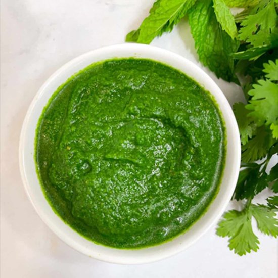 हरी धनिया और पुदीना की चटनी (hari dhaniya pudina chutney) को आप साबूदाने की पकौड़ी के साथ खा सकते हैं। ये काफी टेस्टी होती है। इसके लिए हरी धनिया और पुदीना को पीस लें और फिर इसमें सरसों का तेल मिलाएं और सेंधा नमक मिलाकर खाएं। (P.C. Freepik)