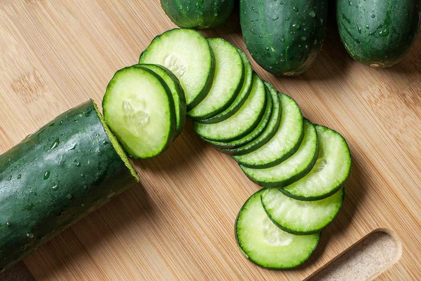 खीरा ऑयली स्किन की समस्या को कम करने में (cucumber for oily skin) मददगार है। खीरा एंटीबैक्टीरियल गुणों से भरपूर है जो कि त्वचा के पोर्स को खोलता है, सीबम को कम करता है और स्किन की समस्याओं को कम करने में मददगार है। (P.C. Freepik)