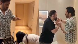 सलमान खान ने एमएस धोनी को खिलाया बर्थडे केक, पत्नी साक्षी ने पांव छूकर लिया आशीर्वाद; जिगरी यार ने भी दी बधाई