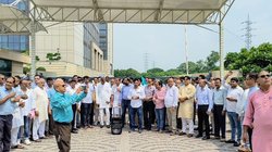 ग्रेटर नोएडा डेवलपमेंट अथॉरिटी में बढ़ते भ्रष्टाचार को लेकर RWA के पदाधिकारी सड़कों पर उतरे, कई मुद्दों पर सौंपा ज्ञापन