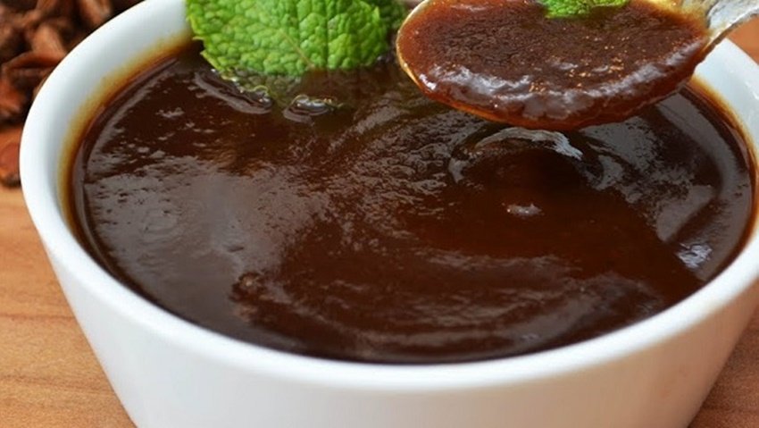 गुड़ की चटनी (gud ki chutney) के लिए गुड़ को अमचूर पाउडर के साथ मिला लें और इसे पानी में डालकर पका लें। फिर इसमें सेंधा नमक मिला लें। अब इसमें ऊपर से लाल मिर्च, करी पत्ता और फिर सौंफ-जीरा और काली सरसों का तड़का लगा लें। तो इस प्रकार से इन 7 चटनी को व्रत में खा सकते हैं। (P.C. Freepik)
